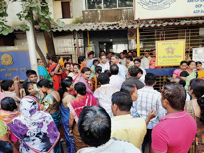 Due to the death of the girl, the residents were aggressive and organized a protest at Tilaknagar police station | मुलीच्या मृत्यूमुळे रहिवासी आक्रमक, टिळकनगर पोलीस ठाण्यावर मोर्चा Due to the death of the girl, the residents were aggressive and organized a protest at Tilaknagar police station | मुलीच्या मृत्यूमुळे रहिवासी आक्रमक, टिळकनगर पोलीस ठाण्यावर मोर्चा