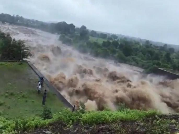 Many villages in Goa were hit by floods as water was released from Tilari dam | तिलारी धरणातून पाणी सोडल्याने गोव्यातील अनेक गावांना पुराचा तडाखा  Many villages in Goa were hit by floods as water was released from Tilari dam | तिलारी धरणातून पाणी सोडल्याने गोव्यातील अनेक गावांना पुराचा तडाखा