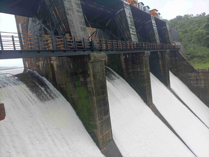 Water discharge from Tilari dam has started, vigilance warning to the riverside villages | तिलारी धरणातून पाण्याचा विसर्ग सुरू, नदीकाठच्या गावांना सतर्कतेचा इशारा Water discharge from Tilari dam has started, vigilance warning to the riverside villages | तिलारी धरणातून पाण्याचा विसर्ग सुरू, नदीकाठच्या गावांना सतर्कतेचा इशारा