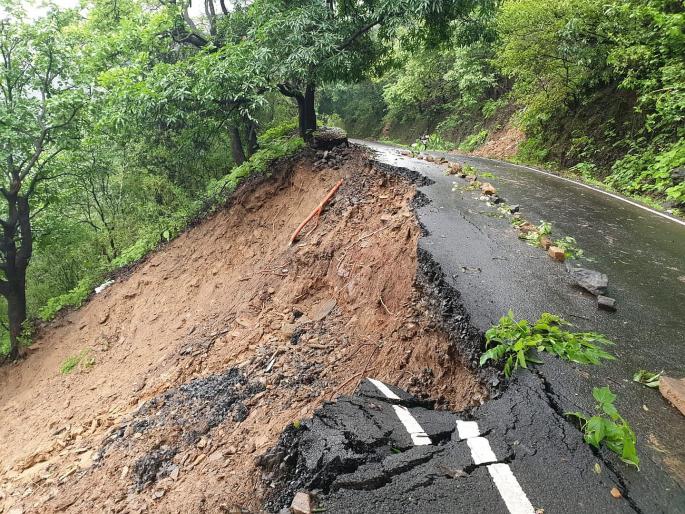 road collapse tilari ghat sindhudurg | तिलारी घाटातील निम्मा रस्ता खचल्याने घाट वाहतुकीस बंद road collapse tilari ghat sindhudurg | तिलारी घाटातील निम्मा रस्ता खचल्याने घाट वाहतुकीस बंद