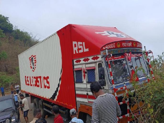 Truck accident in Tilari Ghat; Traffic closed | Sindhudurg: तिलारी घाटात ट्रकला अपघात; घाटातील वाहतूक बंद, प्रवाशांची मोठी गैरसोय Truck accident in Tilari Ghat; Traffic closed | Sindhudurg: तिलारी घाटात ट्रकला अपघात; घाटातील वाहतूक बंद, प्रवाशांची मोठी गैरसोय