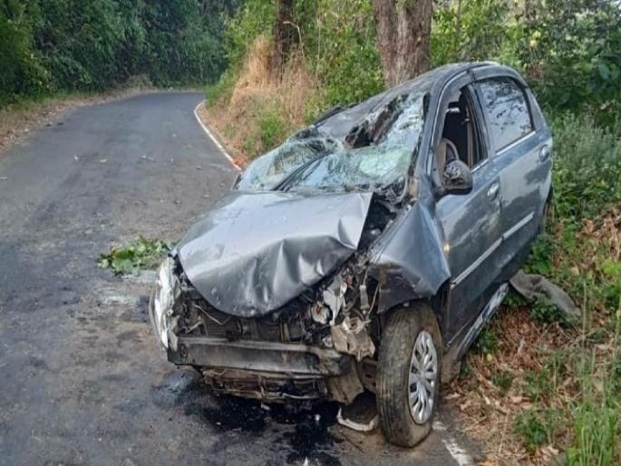 Tourists car crashes at Tilari Ghat, three seriously injured | तिलारी घाटात पर्यटकांची कार कोसळली, तिघे गंभीर जखमी