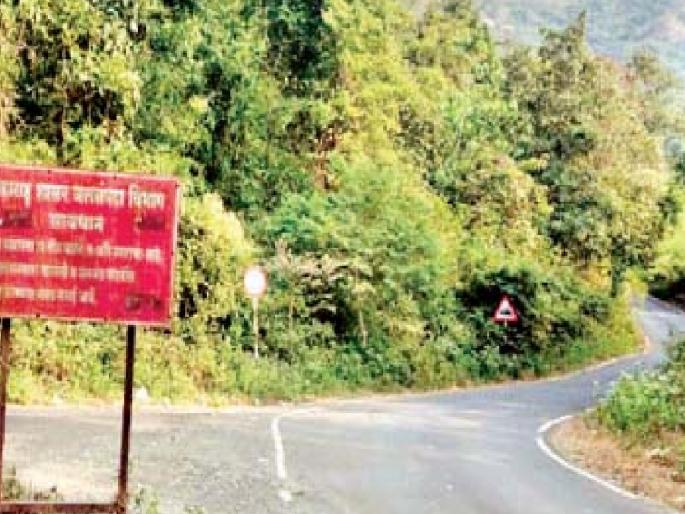 Truck collapses at Tilari Ghat, result of delay in work of Public Works Department | तिलारी घाटात ट्रक कोसळला, सार्वजनिक बांधकाम विभागाच्या कामातील दिरंगाईचा परिणाम; अधिकारी धारेवर Truck collapses at Tilari Ghat, result of delay in work of Public Works Department | तिलारी घाटात ट्रक कोसळला, सार्वजनिक बांधकाम विभागाच्या कामातील दिरंगाईचा परिणाम; अधिकारी धारेवर