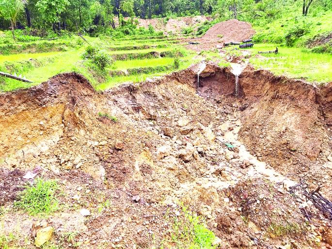 Massive damage to agriculture due to landslides | मातीचे ढिगारे कोसळून शेतीचे मोठ्या प्रमाणावर नुकसान Massive damage to agriculture due to landslides | मातीचे ढिगारे कोसळून शेतीचे मोठ्या प्रमाणावर नुकसान