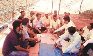 Sawant's fast outside the Tillari Irrigation Office | तिलारी पाटबंधारे कार्यालयाबाहेरील सावंत यांचे उपोषण मागे Sawant's fast outside the Tillari Irrigation Office | तिलारी पाटबंधारे कार्यालयाबाहेरील सावंत यांचे उपोषण मागे