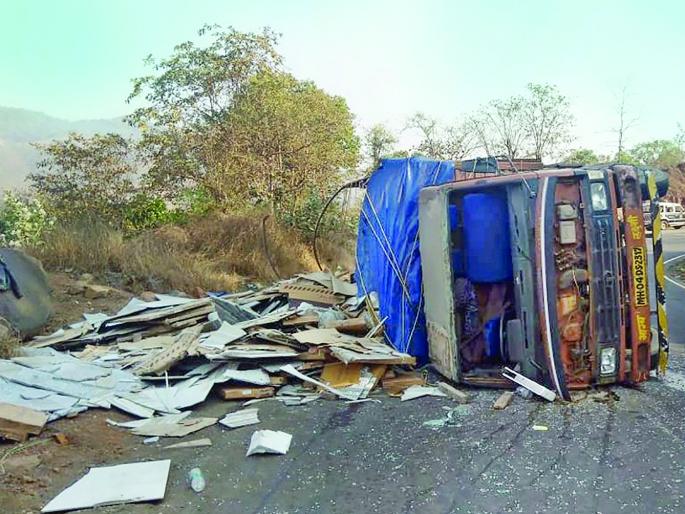Workers killed on the spot by freight tempo | मालवाहू टेम्पो कलंडून कामगार जागीच ठार Workers killed on the spot by freight tempo | मालवाहू टेम्पो कलंडून कामगार जागीच ठार