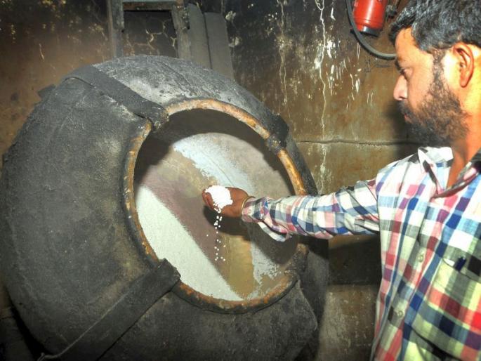 Preparation for Makar Sankranti at the speed of the Tilguli making process, sweet snacks | नाशकात तिळगुळ बनविण्याच्या प्रक्रियेला वेग, गोड स्नेहगुणांच्या मकर संक्रांतीची तयारी सुरू  Preparation for Makar Sankranti at the speed of the Tilguli making process, sweet snacks | नाशकात तिळगुळ बनविण्याच्या प्रक्रियेला वेग, गोड स्नेहगुणांच्या मकर संक्रांतीची तयारी सुरू