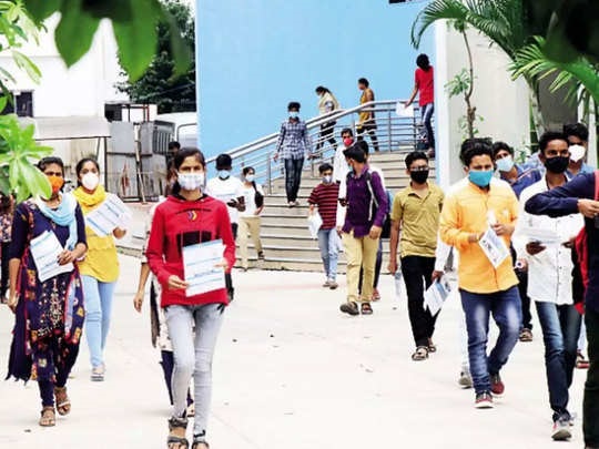 Mission admission; Parents help the college to ensure that the eleventh admission form is filled | मिशन ॲडमिशन; अकरावी प्रवेश अर्ज भरल्याच्या खात्रीसाठी पालकांचे महाविद्यालयात हेलपाटे Mission admission; Parents help the college to ensure that the eleventh admission form is filled | मिशन ॲडमिशन; अकरावी प्रवेश अर्ज भरल्याच्या खात्रीसाठी पालकांचे महाविद्यालयात हेलपाटे