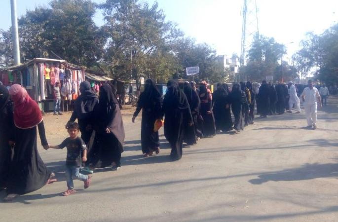 Washim: Muslim community's protest against three divorces; Women's special participation! | वाशिम : तीन तलाकच्या निषेधार्थ मुस्लिम समाजाचा मुकमोर्चा; महिलांचा लक्षणिय सहभाग! Washim: Muslim community's protest against three divorces; Women's special participation! | वाशिम : तीन तलाकच्या निषेधार्थ मुस्लिम समाजाचा मुकमोर्चा; महिलांचा लक्षणिय सहभाग!