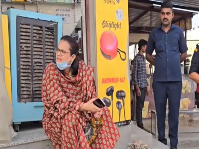 IAS officer Tina Dabi raids spa centre in Rajasthan' Barmer | चिडलेल्या स्थितीत दुकानाबाहेर पायऱ्यांवरच का बसून राहिली IAS अधिकारी टीना डाबी? IAS officer Tina Dabi raids spa centre in Rajasthan' Barmer | चिडलेल्या स्थितीत दुकानाबाहेर पायऱ्यांवरच का बसून राहिली IAS अधिकारी टीना डाबी?