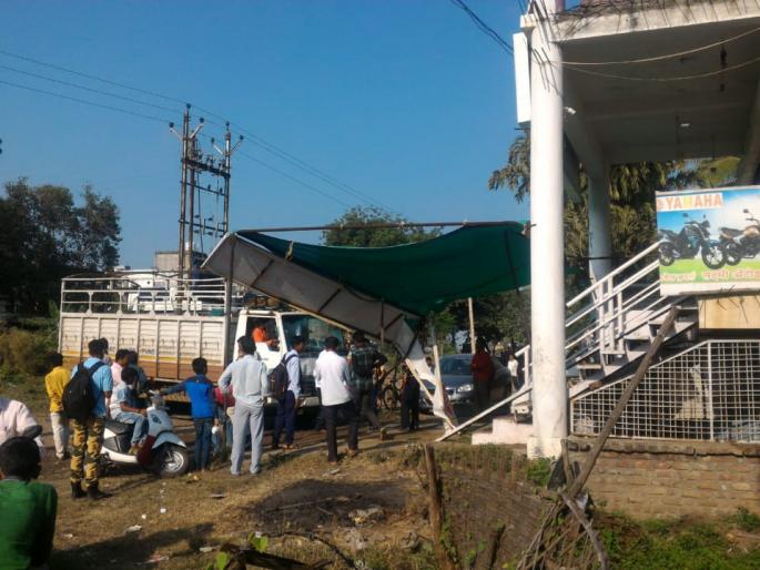 Tin shade broken by truck at karanja | ट्रकच्या धडकेने टिनशेड तुटले; ४० हजाराचे नुकसान ! Tin shade broken by truck at karanja | ट्रकच्या धडकेने टिनशेड तुटले; ४० हजाराचे नुकसान !