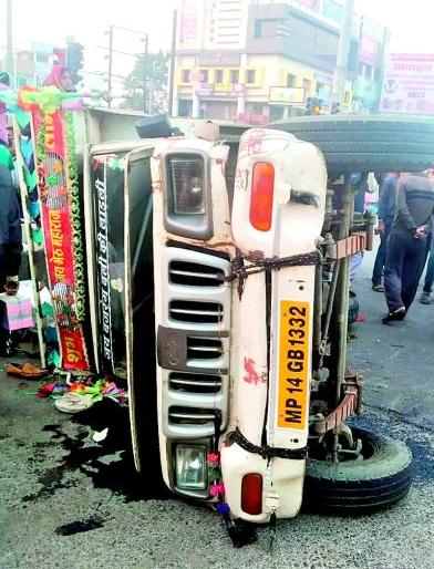 Sand smuggling tipper in Nagpur have taken away the victims of both | नागपुरात रेती तस्करी करणाऱ्या टिप्परने घेतले दोघांचे बळी : बोलेरोला धडक Sand smuggling tipper in Nagpur have taken away the victims of both | नागपुरात रेती तस्करी करणाऱ्या टिप्परने घेतले दोघांचे बळी : बोलेरोला धडक