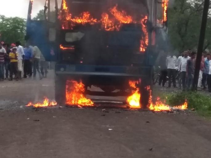 Tipper's hit; killed women at Jalamb | टिप्परच्या धडकेत महिला ठार, ग्रामस्थांनी डंपरच जाळला Tipper's hit; killed women at Jalamb | टिप्परच्या धडकेत महिला ठार, ग्रामस्थांनी डंपरच जाळला