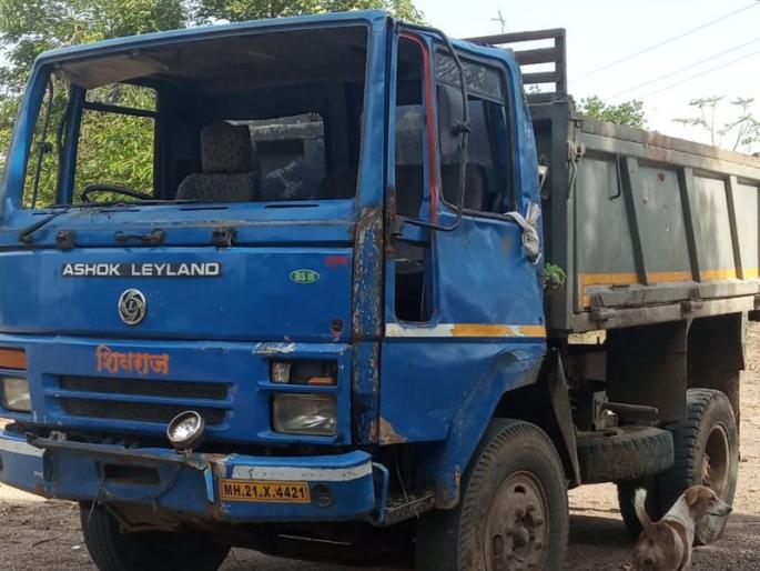 One killed, three injured in Accident near Nandura | टिप्परखाली दबल्याने एकाचा मृत्यू, तीघे जखमी One killed, three injured in Accident near Nandura | टिप्परखाली दबल्याने एकाचा मृत्यू, तीघे जखमी