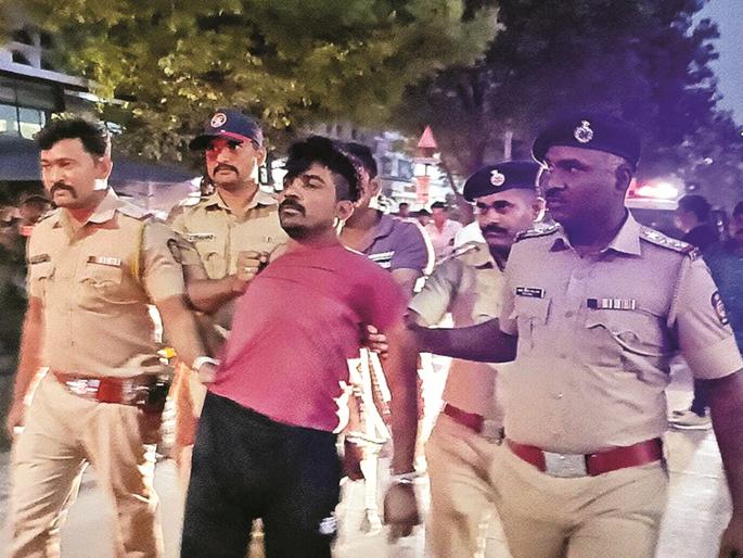 Tipya attacked the police again as soon as MCOCA was imposed | धिंड काढलेला गावगुंड टिप्या बिथरला; पुन्हा मकोका लागताच केला पोलिसांवर हल्ला