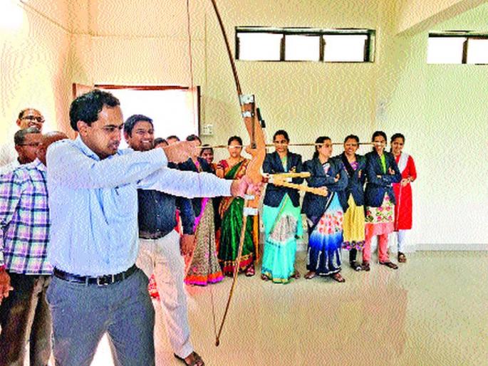 Archery for tribal project employees | आदिवासी प्रकल्प कर्मचाऱ्यांसाठी तिरंदाजी Archery for tribal project employees | आदिवासी प्रकल्प कर्मचाऱ्यांसाठी तिरंदाजी