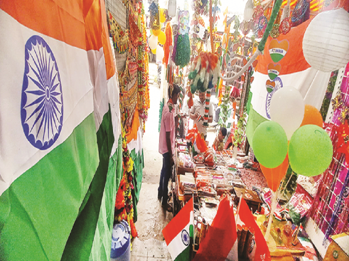 The tricolor craze made in Surat, Gorakhpur all over | हर घर तिरंगा! सूरत, गोरखपूरमध्ये बनलेल्या तिरंग्याची क्रेझ