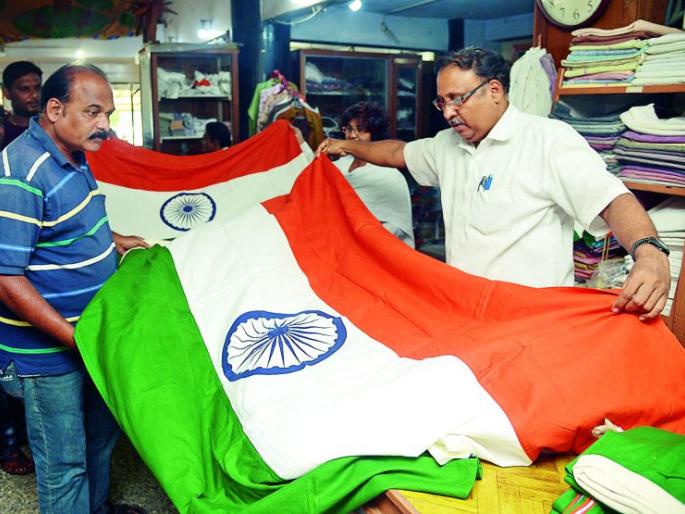 Tiranga flags worth Rs. 20 lakhs sold in Nagpur | नागपुरात २० लाख रुपयांच्या तिरंगा झेंड्यांची विक्री