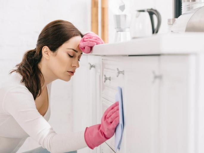 wife used to be tired after husband comes home suspicious husband installs cctv in house and then finds shocking truth | घरी आल्यावर पत्नी दिसायची थकलेली, नवऱ्याला आला संशय,घरात लावले सीसीटीव्ही अन् मग... wife used to be tired after husband comes home suspicious husband installs cctv in house and then finds shocking truth | घरी आल्यावर पत्नी दिसायची थकलेली, नवऱ्याला आला संशय,घरात लावले सीसीटीव्ही अन् मग...