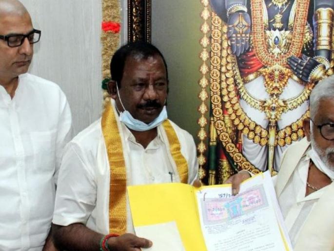aiadmk member kumaraguru donates land worth rupees 20 crore to tirupati devasthanam | गोविंदा, गोविंदा! तामिळनाडूतील भक्ताने मंदिर निर्माणासाठी दान केली २० कोटींची जमीन aiadmk member kumaraguru donates land worth rupees 20 crore to tirupati devasthanam | गोविंदा, गोविंदा! तामिळनाडूतील भक्ताने मंदिर निर्माणासाठी दान केली २० कोटींची जमीन