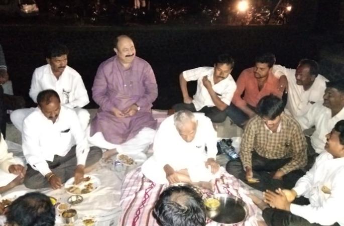 After the written assurance, behind the movement of the third lake | लेखी आश्वासनानंतर तिसंगी तलावातील आंदोलन मागे After the written assurance, behind the movement of the third lake | लेखी आश्वासनानंतर तिसंगी तलावातील आंदोलन मागे