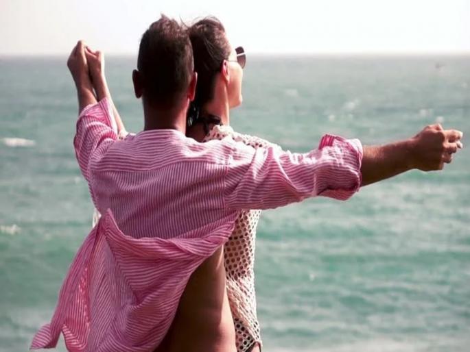 Boy was posing titanic with girlfriend fell into the sea horrific accident happened | गर्लफ्रेन्डसोबत टायटॅनिक पोज देत होता तरूण, पाय घसरला अन् दोघेही पडले समुद्रात आणि मग... Boy was posing titanic with girlfriend fell into the sea horrific accident happened | गर्लफ्रेन्डसोबत टायटॅनिक पोज देत होता तरूण, पाय घसरला अन् दोघेही पडले समुद्रात आणि मग...