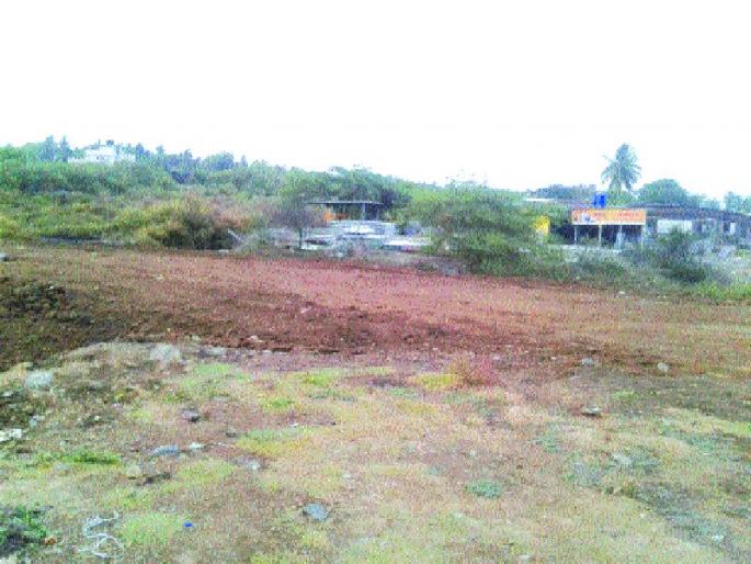 Due to the slaughter of the Tivar, the filling of Khar on the ground | तिवरांची कत्तल करून खारजमिनीवर भराव Due to the slaughter of the Tivar, the filling of Khar on the ground | तिवरांची कत्तल करून खारजमिनीवर भराव