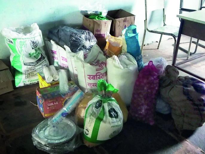 Manashakti philosophy is happening in the womb! | तिवरेवासियांसाठी सरसावले असंख्य हात; घरदार गमावलेल्यांसाठी मदतीचा ओघ Manashakti philosophy is happening in the womb! | तिवरेवासियांसाठी सरसावले असंख्य हात; घरदार गमावलेल्यांसाठी मदतीचा ओघ