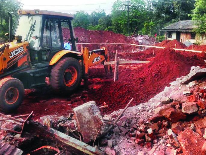 Rehabilitation work of Tiwari residents started in Alore | तिवरेवासियांचे अलोरेत पुनर्वसनाचे काम सुरू Rehabilitation work of Tiwari residents started in Alore | तिवरेवासियांचे अलोरेत पुनर्वसनाचे काम सुरू