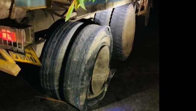 Three vehicles exploded as the car crashed into a pit | खड्ड्यात गाडी आदळून १२ वाहनांचे टायर फुटले