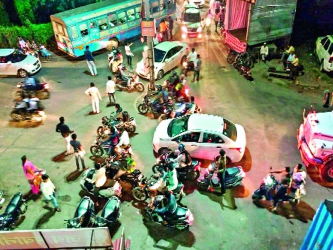 Citizen stricken by traffic congestion | वाहतूककोेंडीमुळे नागरिक त्रस्त Citizen stricken by traffic congestion | वाहतूककोेंडीमुळे नागरिक त्रस्त