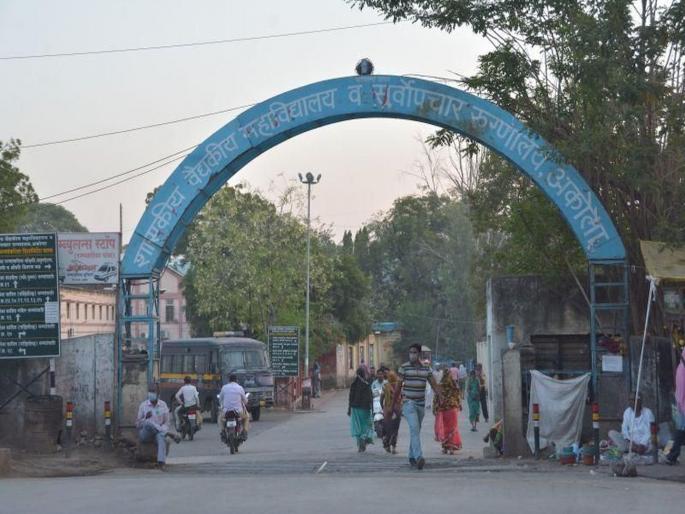 Patient's relatives beat the doctor in akola | रुग्णाच्या नातेवाइकांची डॉक्टरांना मारहाण, सर्वोपचारमधील डॉक्टरांनी घेतली कामबंदची भूमिका