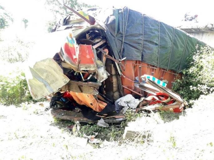 pathwhole kills one, two serious injured | खड्याने घेतला एकाचा जीव, दोघे गंभीर जखमी pathwhole kills one, two serious injured | खड्याने घेतला एकाचा जीव, दोघे गंभीर जखमी