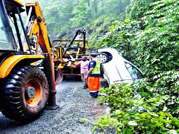 Accident : child death and six injured | कसारा येथे अपघात, बाळाचा मृत्यू, सहा जण जखमी Accident : child death and six injured | कसारा येथे अपघात, बाळाचा मृत्यू, सहा जण जखमी