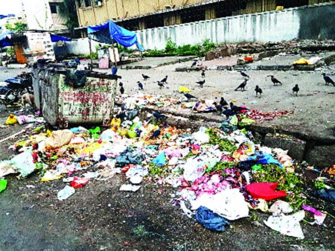 On the waste road of the hotel, strike the Swachh Bharat Mission | हॉटेलचे टाकाऊ अन्न रस्त्यावर, स्वच्छ भारत अभियानाला हरताळ On the waste road of the hotel, strike the Swachh Bharat Mission | हॉटेलचे टाकाऊ अन्न रस्त्यावर, स्वच्छ भारत अभियानाला हरताळ