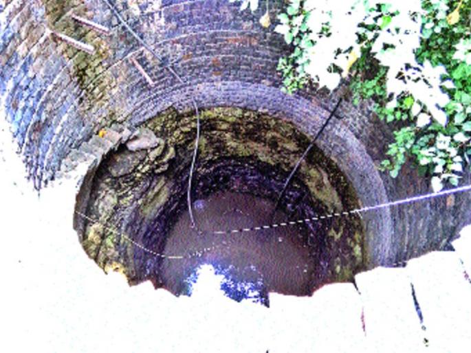 Large water turbines, lakes and bunds dry dry | पाणीटंचाईचे मोठे सावट, तलाव-बंधारे कोरडे ठणठणीत Large water turbines, lakes and bunds dry dry | पाणीटंचाईचे मोठे सावट, तलाव-बंधारे कोरडे ठणठणीत