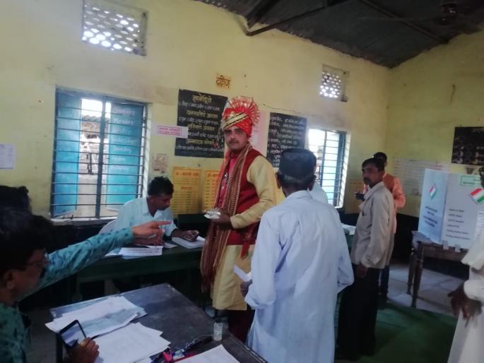 First marriage of 'Democracy':Grooms voting first, then marriage | आधी लग्न ‘लोकशाही’चे : मतदान करून नवरदेव चढले बोहल्यावर