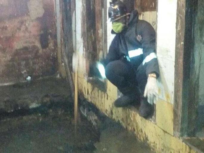 4 laborers die while cleaning toilet tank | शौचालयाची टाकी साफ करताना ३ मजुरांचा मृत्यू 4 laborers die while cleaning toilet tank | शौचालयाची टाकी साफ करताना ३ मजुरांचा मृत्यू