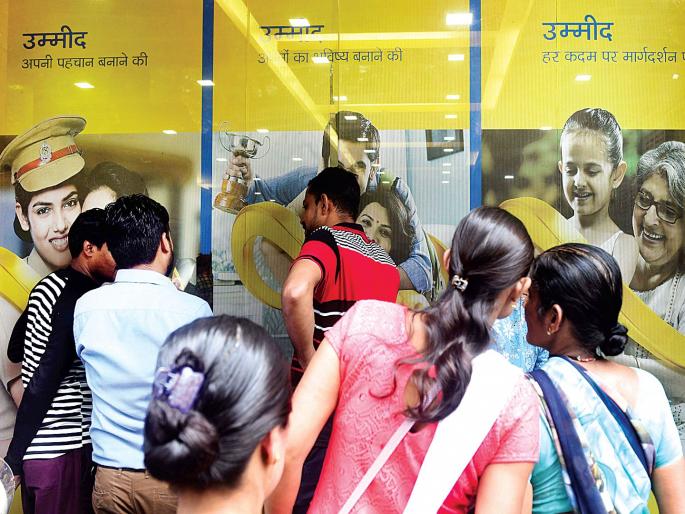 Intense anger among PMC account holders | ‘पीएमसी’च्या खातेदारांमध्ये तीव्र संताप Intense anger among PMC account holders | ‘पीएमसी’च्या खातेदारांमध्ये तीव्र संताप