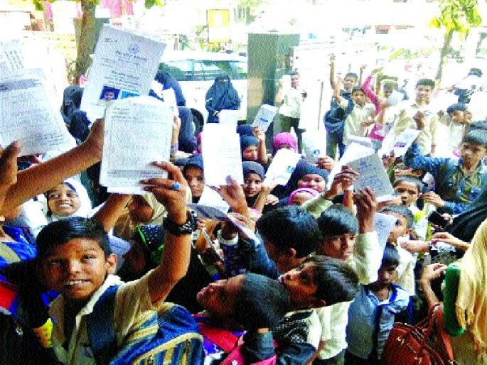 Municipal school students will get uniforms, work order will be given only when the school starts | महापालिका शाळेतील विद्यार्थ्यांना मिळणार गणवेश, शाळा सुरु झाल्या तरच दिली जाणार वर्कआॅडर Municipal school students will get uniforms, work order will be given only when the school starts | महापालिका शाळेतील विद्यार्थ्यांना मिळणार गणवेश, शाळा सुरु झाल्या तरच दिली जाणार वर्कआॅडर
