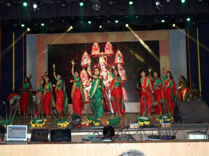 Thane Municipal Corporation's 36th anniversary of the performance of the employees presented the outstanding arts | ठाणे महापालिकेच्या ३६ व्या वर्धापनदिनी अधिकारी कर्मचाऱ्यांनी सादर केला  बहारदार  कलाविष्कार Thane Municipal Corporation's 36th anniversary of the performance of the employees presented the outstanding arts | ठाणे महापालिकेच्या ३६ व्या वर्धापनदिनी अधिकारी कर्मचाऱ्यांनी सादर केला  बहारदार  कलाविष्कार