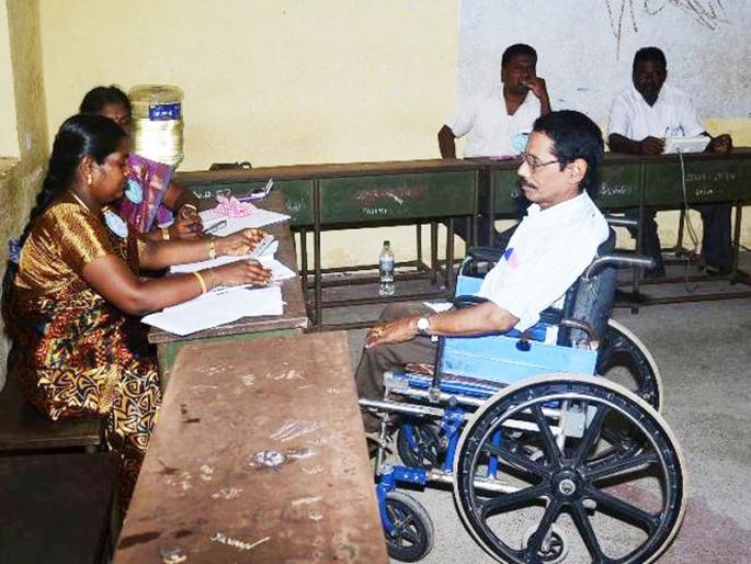 Wheel chair, ramp facility for everybody on the polling station | प्रत्येक मतदान केंद्रावर दिव्यांगांसाठी व्हील चेअर,  रॅम्पची सुविधा Wheel chair, ramp facility for everybody on the polling station | प्रत्येक मतदान केंद्रावर दिव्यांगांसाठी व्हील चेअर,  रॅम्पची सुविधा