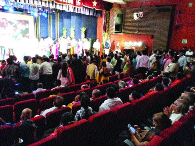 Delay ... Thane Bhushan of the crowd and confusion! | विलंब...गर्दी अन् गोंधळाचा ठाणे भूषण! Delay ... Thane Bhushan of the crowd and confusion! | विलंब...गर्दी अन् गोंधळाचा ठाणे भूषण!