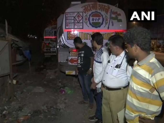 Two people injured in collision with tanker collapsed on road side | रस्त्याच्या कडेला झोपलेल्या कुटुंबास टँकरने चिरडले, दोघांचा मृत्यू 2 जखमी Two people injured in collision with tanker collapsed on road side | रस्त्याच्या कडेला झोपलेल्या कुटुंबास टँकरने चिरडले, दोघांचा मृत्यू 2 जखमी