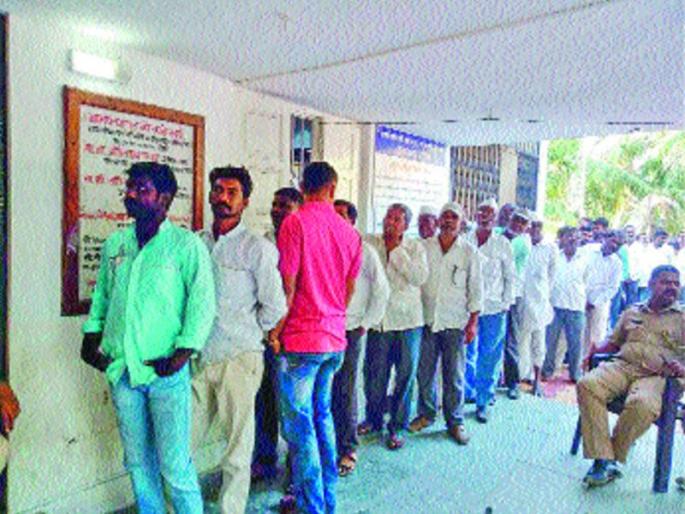 The choice of the president of the Panchamukti police constable | पोलीस बंदोबस्तात तंटामुक्तीच्या अध्यक्षांची निवड The choice of the president of the Panchamukti police constable | पोलीस बंदोबस्तात तंटामुक्तीच्या अध्यक्षांची निवड