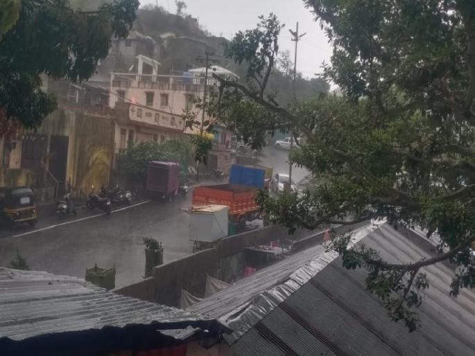 The area including Satara was lashed by heavy rains on the second day as well | साताऱ्यासह परिसराला दुसऱ्या दिवशीही वळीव पावसाने झोडपले  The area including Satara was lashed by heavy rains on the second day as well | साताऱ्यासह परिसराला दुसऱ्या दिवशीही वळीव पावसाने झोडपले