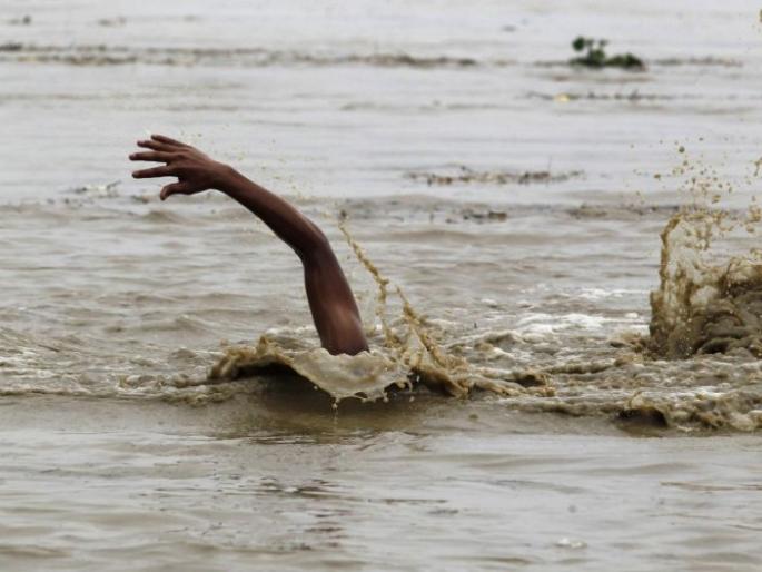 Swimming at the waterfall at Ridhora is a must; Jalasamadhi for both | धबधब्याच्या तलावात पोहणे जिवावर बेतले; दोघांना जलसमाधी Swimming at the waterfall at Ridhora is a must; Jalasamadhi for both | धबधब्याच्या तलावात पोहणे जिवावर बेतले; दोघांना जलसमाधी