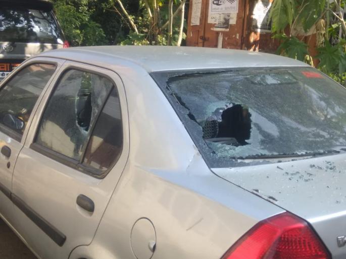 A mob of 100 people in Pimpri; Sword, scythe, broken of vehicles | भय इथले..! पिंपरीत १०० जणांच्या टोळक्याचा धुडगूस; तलवार, कोयत्याने वाहनांची तोडफोड A mob of 100 people in Pimpri; Sword, scythe, broken of vehicles | भय इथले..! पिंपरीत १०० जणांच्या टोळक्याचा धुडगूस; तलवार, कोयत्याने वाहनांची तोडफोड