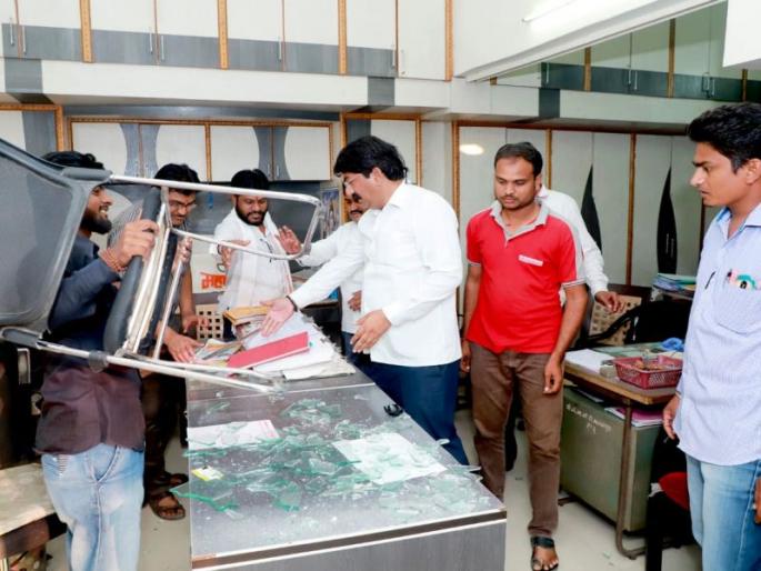 Vidarbha Co-Operative Federation office breaks down | तूर व हरभऱ्याचे पैसे न मिळाल्याने विदर्भ को-आॅपरेटिव्ह फेडरेशन कार्यालयाची तोडफोड Vidarbha Co-Operative Federation office breaks down | तूर व हरभऱ्याचे पैसे न मिळाल्याने विदर्भ को-आॅपरेटिव्ह फेडरेशन कार्यालयाची तोडफोड