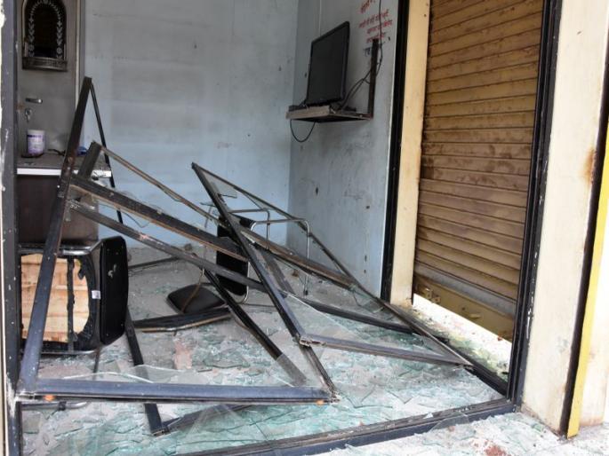 Hospital vandalism as ambulance siren sounds | रुग्णवाहिकेच्या सायरन वाजतो म्हणून हॉस्पिटलची तोडफोड Hospital vandalism as ambulance siren sounds | रुग्णवाहिकेच्या सायरन वाजतो म्हणून हॉस्पिटलची तोडफोड